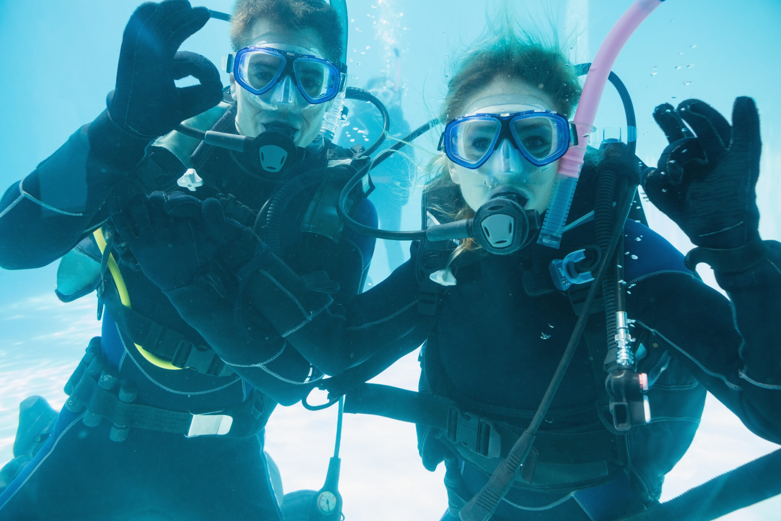 friends scuba training submerged swimming pool looking camera.jpg (1)